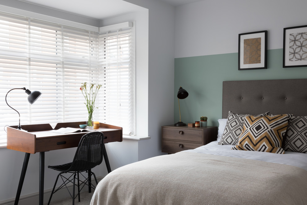 Ispirazione per una piccola camera da letto minimal con pareti multicolore e pavimento grigio