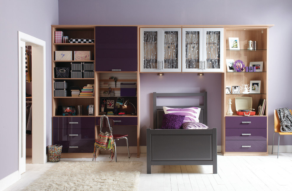 Источник вдохновения для домашнего уюта: гостевая спальня среднего размера, (комната для гостей) в современном стиле с фиолетовыми стенами и деревянным полом без камина