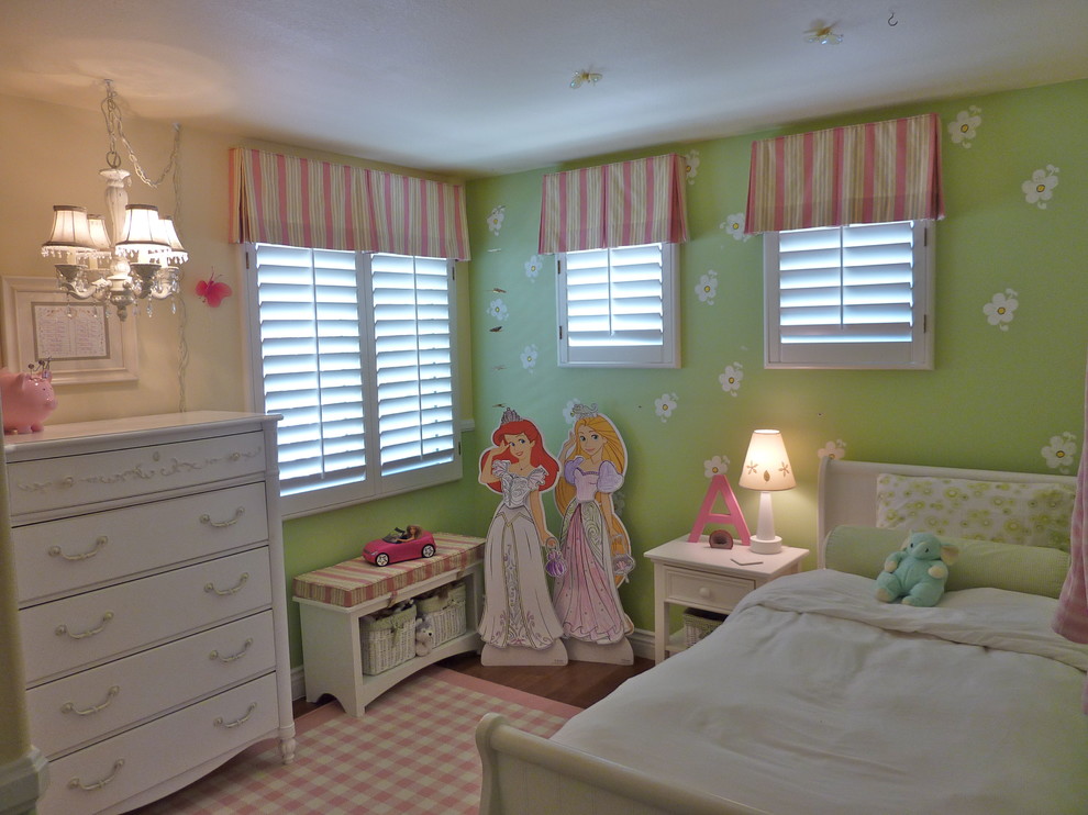 Imagen de dormitorio clásico pequeño con paredes verdes y suelo de madera en tonos medios