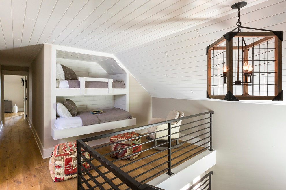 Ejemplo de dormitorio principal clásico renovado grande con paredes grises y suelo de madera clara