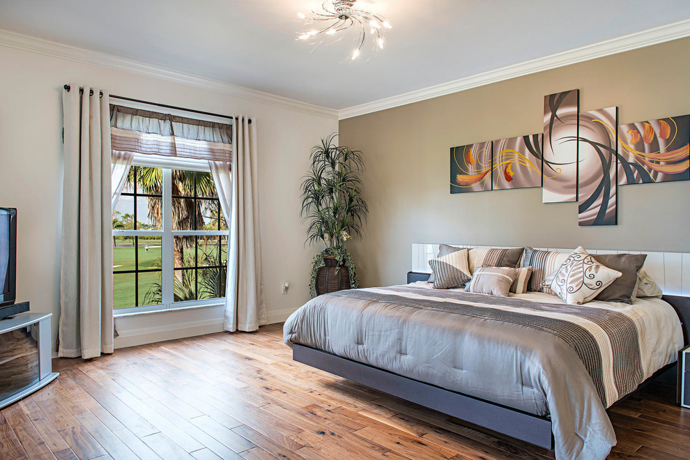 Imagen de dormitorio principal minimalista de tamaño medio con suelo de madera en tonos medios, suelo marrón y paredes beige