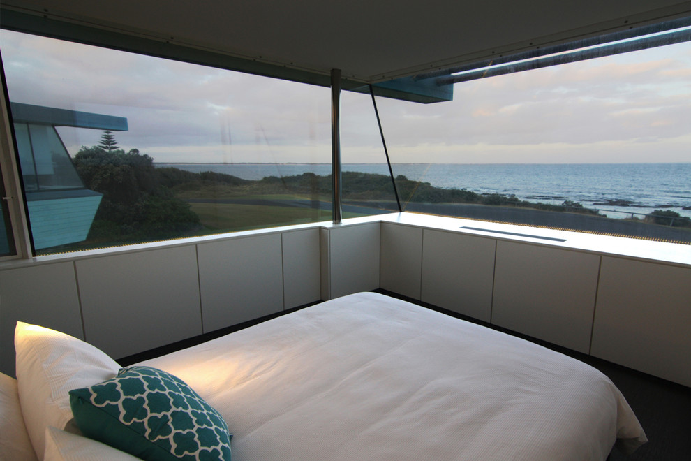 Esempio di una camera da letto minimal di medie dimensioni con pareti bianche