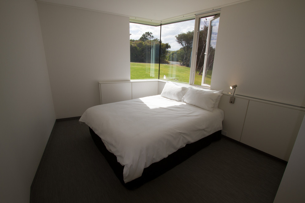 パースにある小さなコンテンポラリースタイルのおしゃれな客用寝室 (白い壁) のレイアウト