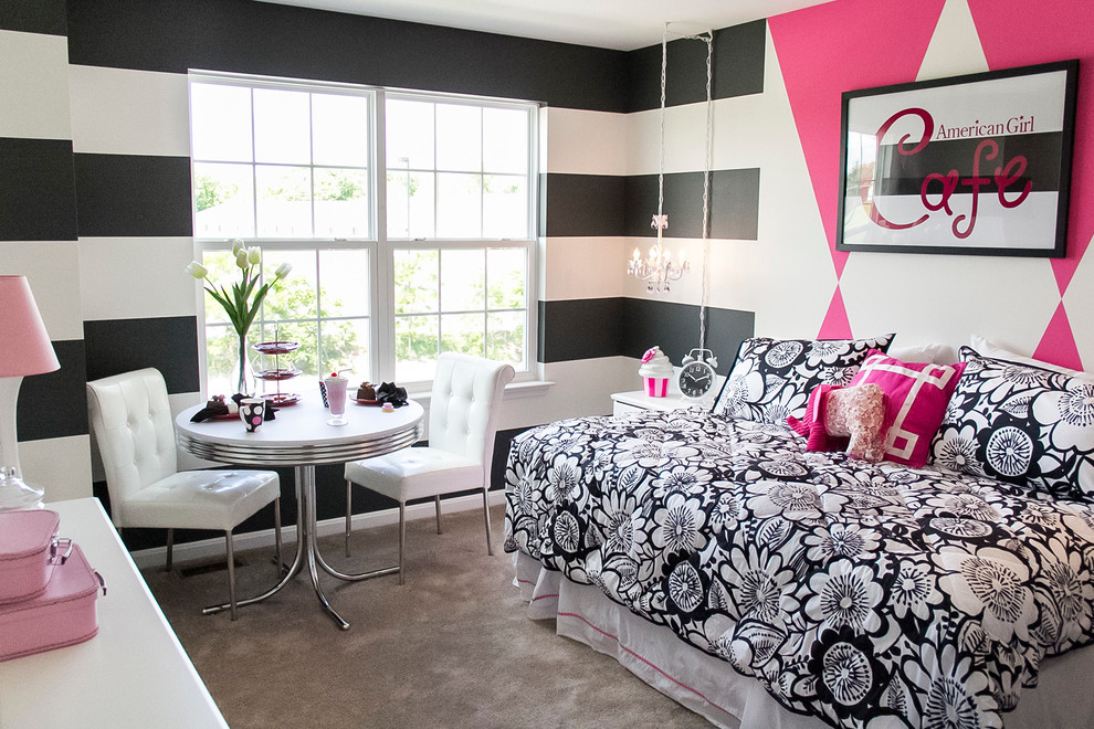 Foto de habitación de invitados de tamaño medio con paredes multicolor y moqueta