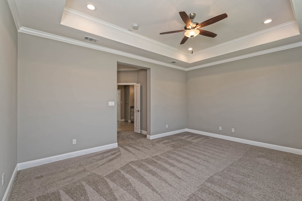 Mittelgroßes Modernes Schlafzimmer ohne Kamin mit grauer Wandfarbe, Teppichboden und grauem Boden in Austin