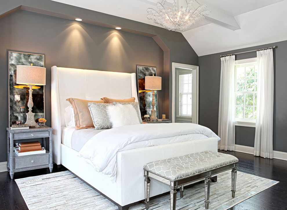 Imagen de dormitorio principal y gris y blanco clásico renovado grande sin chimenea con paredes grises y suelo de madera oscura