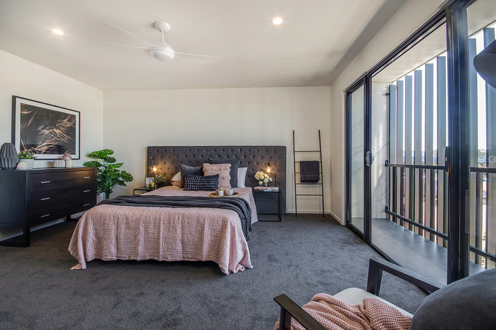 Свежая идея для дизайна: хозяйская спальня в современном стиле с белыми стенами, ковровым покрытием и серым полом - отличное фото интерьера