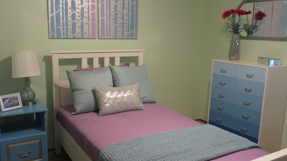 На фото: маленькая спальня в стиле неоклассика (современная классика) с зелеными стенами, ковровым покрытием и бежевым полом для на участке и в саду с