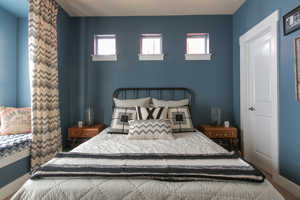 Diseño de dormitorio bohemio con paredes azules