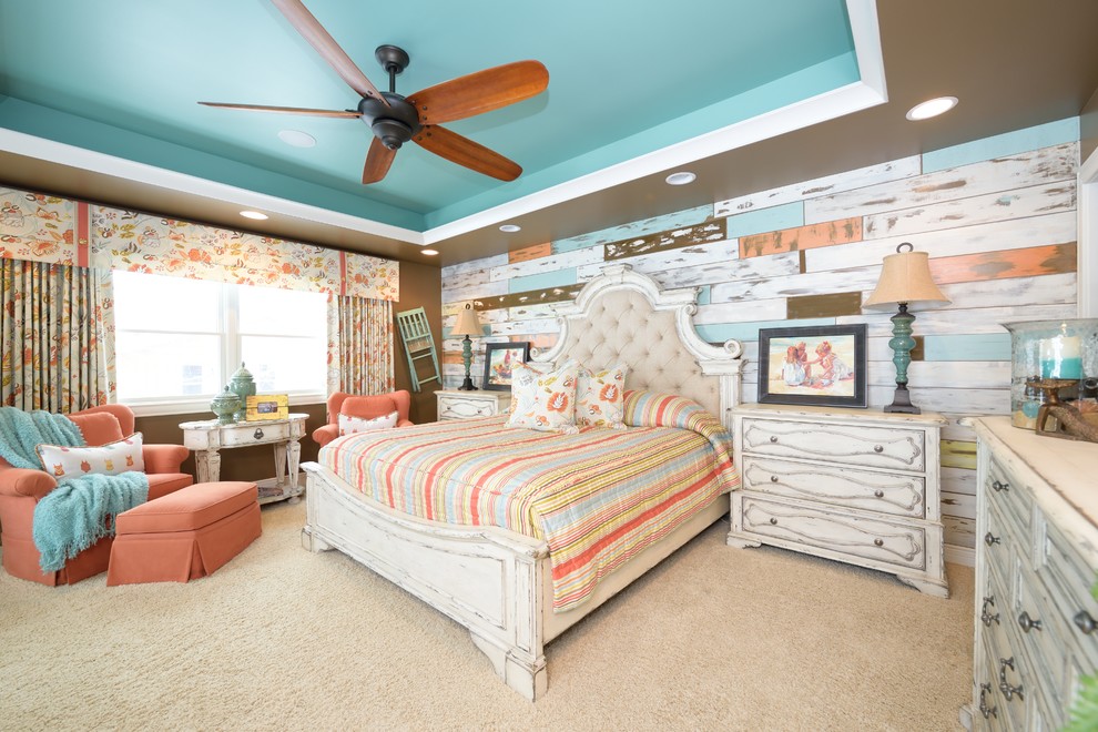 Пример оригинального дизайна: большая хозяйская спальня в стиле неоклассика (современная классика) с разноцветными стенами и ковровым покрытием без камина