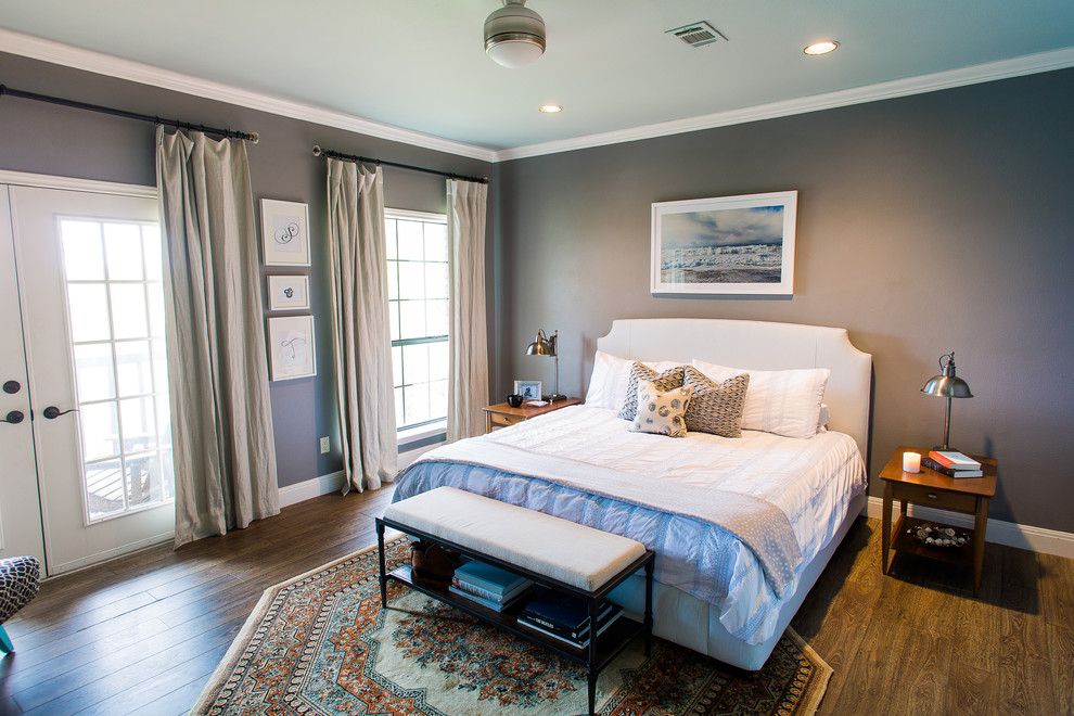 На фото: большая хозяйская спальня в классическом стиле с серыми стенами, паркетным полом среднего тона и коричневым полом