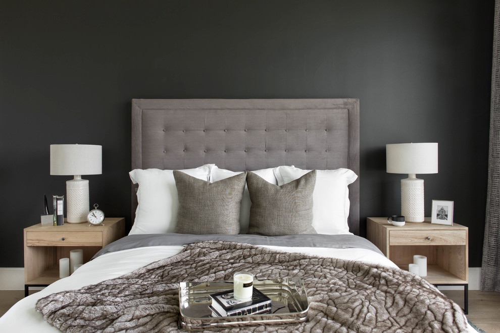 オースティンにあるコンテンポラリースタイルのおしゃれな主寝室 (黒い壁、淡色無垢フローリング) のインテリア