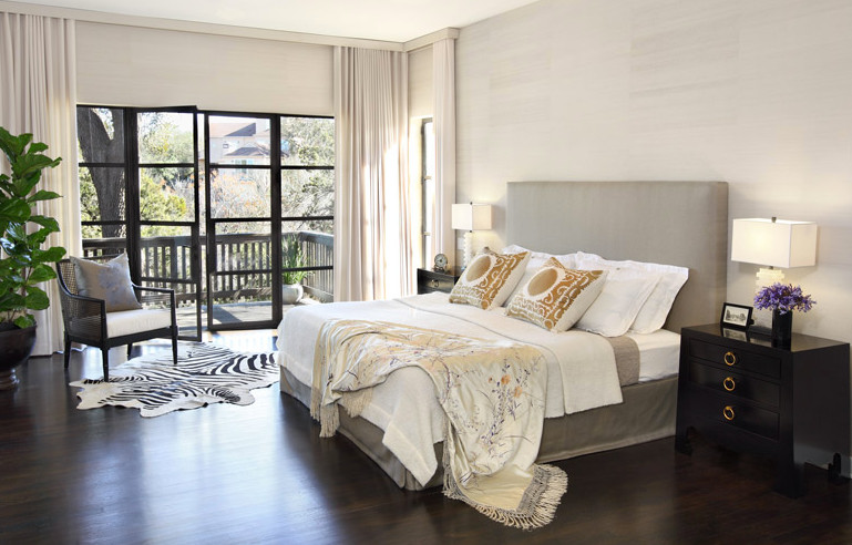На фото: большая хозяйская спальня в современном стиле с белыми стенами, темным паркетным полом и коричневым полом без камина с