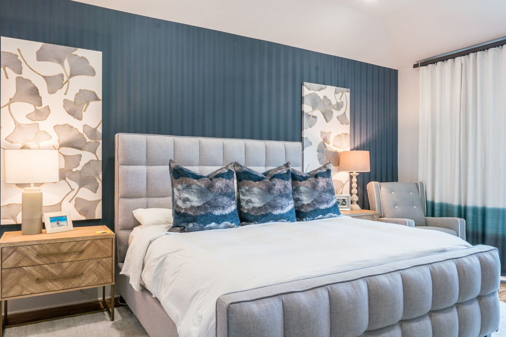 На фото: хозяйская спальня в морском стиле с синими стенами и темным паркетным полом без камина с