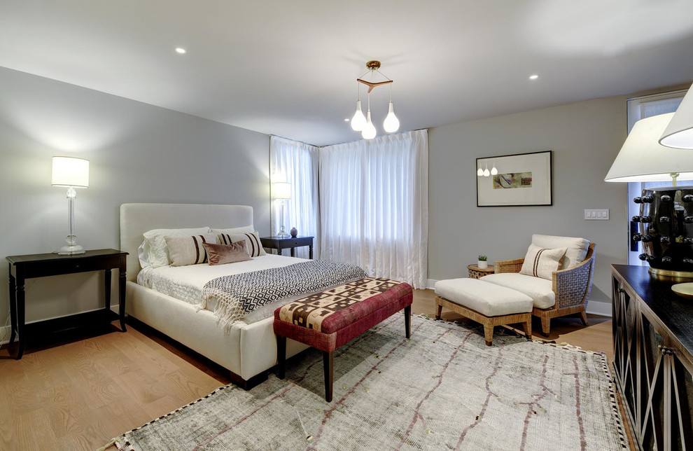 オースティンにある広いトランジショナルスタイルのおしゃれな主寝室 (グレーの壁、淡色無垢フローリング、暖炉なし、茶色い床) のレイアウト