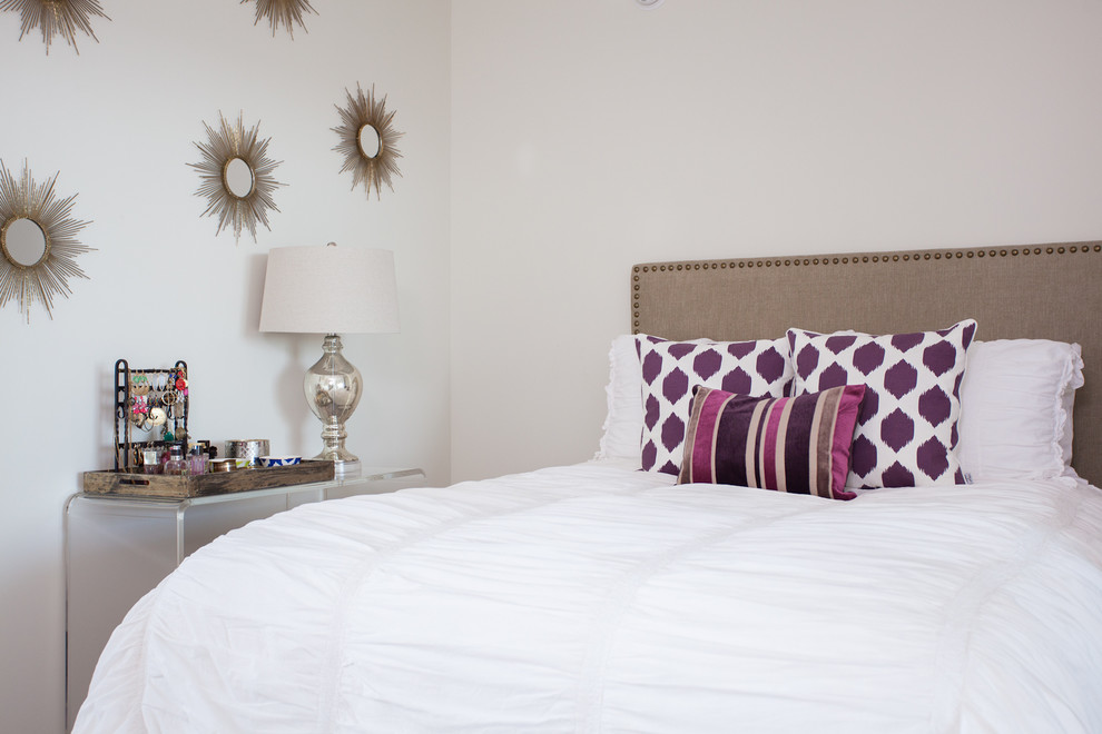 オースティンにある小さなトランジショナルスタイルのおしゃれなロフト寝室 (白い壁、淡色無垢フローリング、暖炉なし) のレイアウト