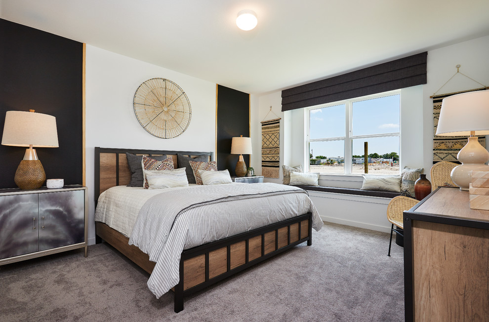 Foto di una camera da letto stile loft minimal di medie dimensioni con pareti bianche, moquette e pavimento grigio