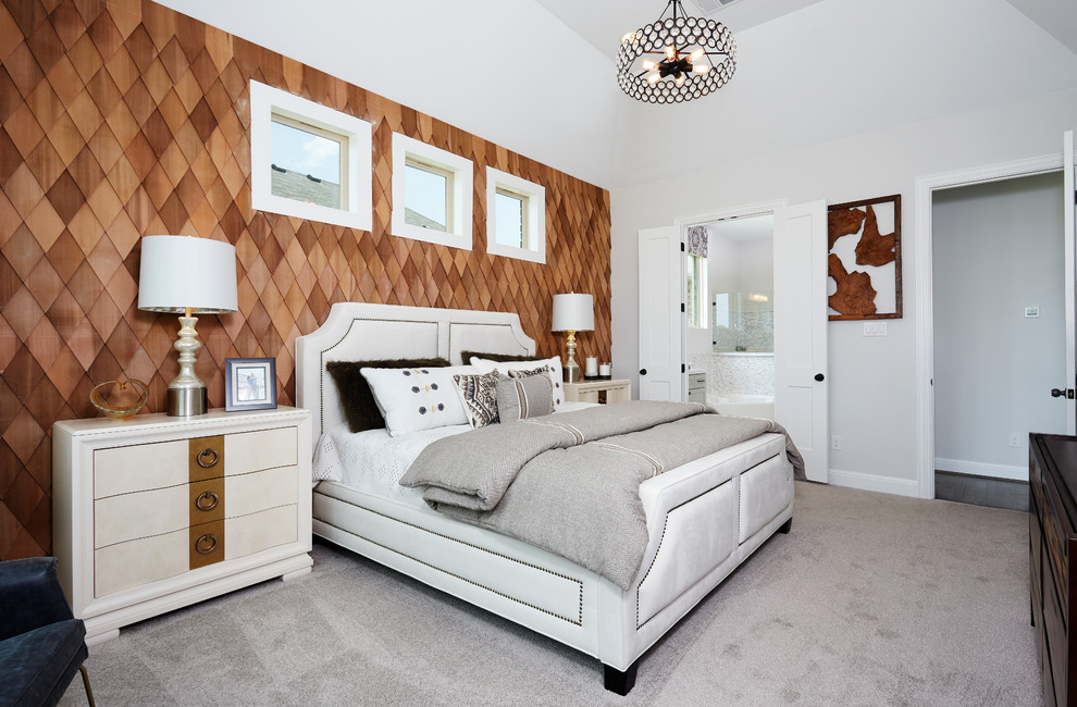 Imagen de dormitorio principal actual grande con paredes beige, moqueta y suelo beige