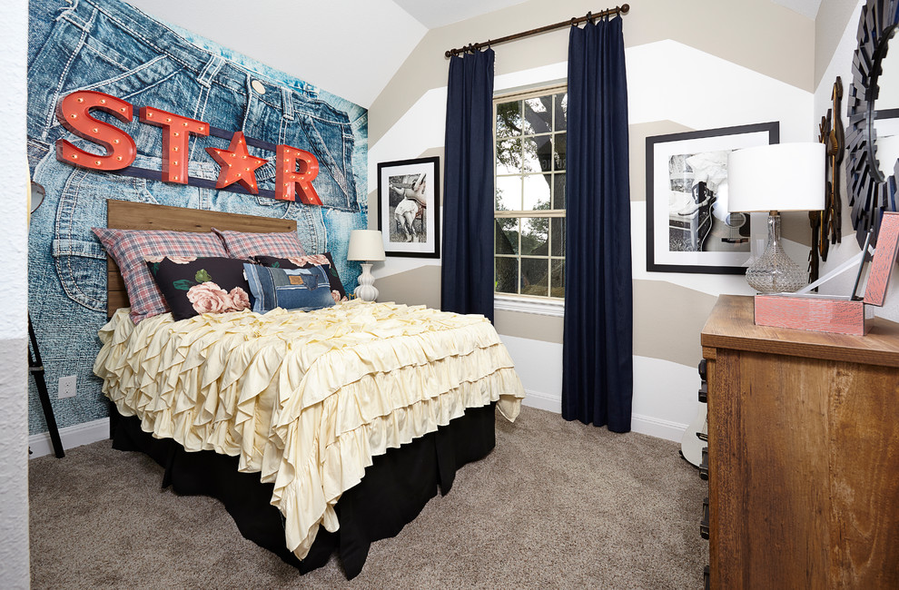 На фото: большая гостевая спальня (комната для гостей) в стиле кантри с белыми стенами, ковровым покрытием и бежевым полом с