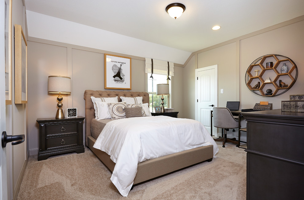 Imagen de habitación de invitados rústica grande con paredes beige, moqueta y suelo beige