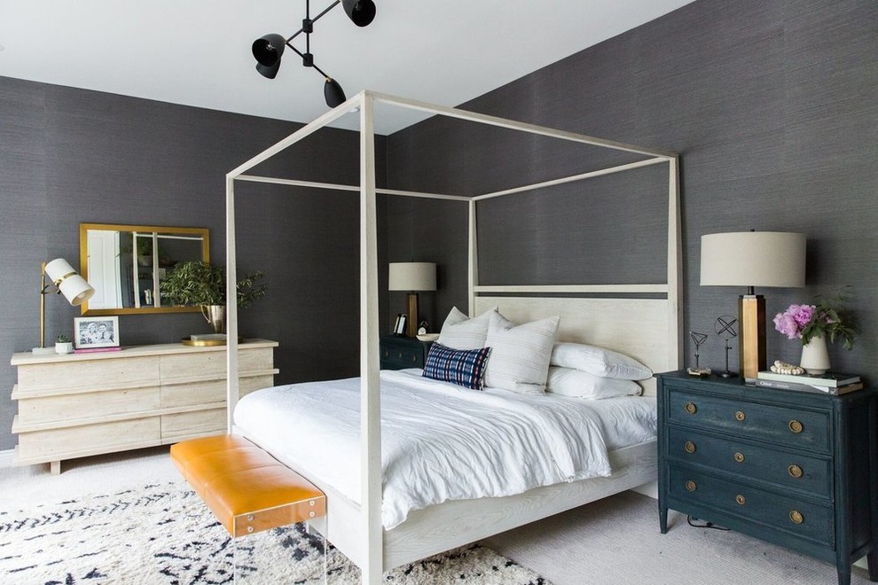 Свежая идея для дизайна: большая хозяйская спальня в морском стиле с ковровым покрытием, серыми стенами и серым полом - отличное фото интерьера