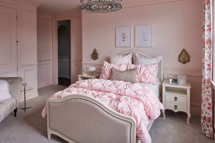 Immagine di una camera degli ospiti tradizionale di medie dimensioni con pareti rosa, moquette e nessun camino
