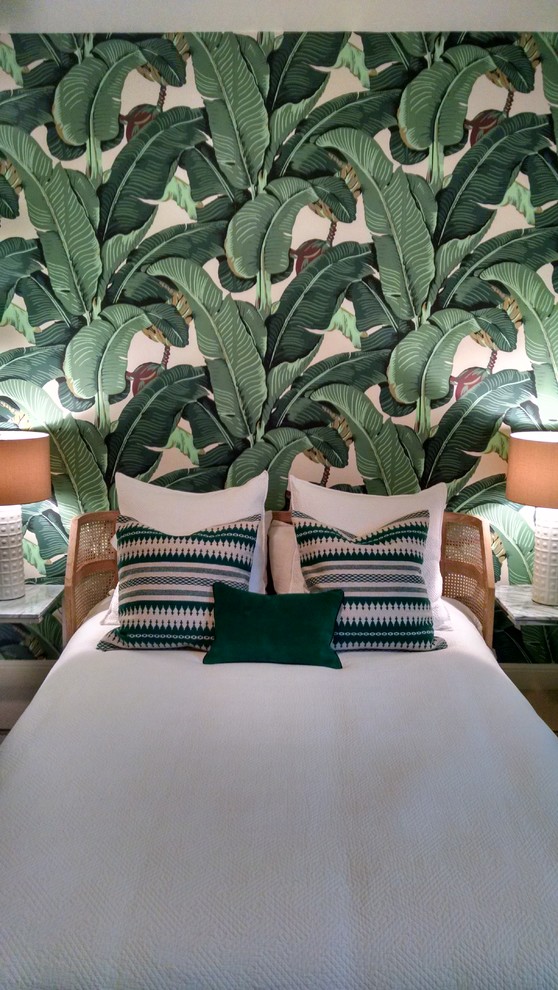 Diseño de habitación de invitados marinera de tamaño medio con paredes verdes y moqueta