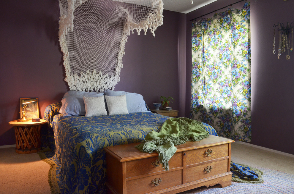Inredning av ett eklektiskt sovrum, med lila väggar