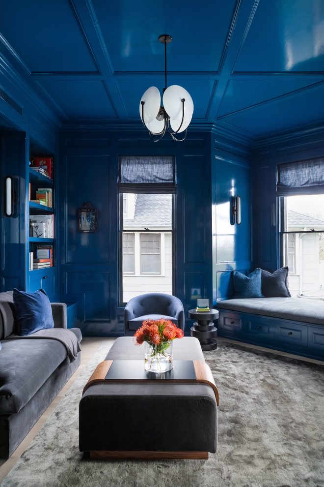 Idée de décoration pour une grande chambre parentale tradition avec un mur bleu et un sol gris.