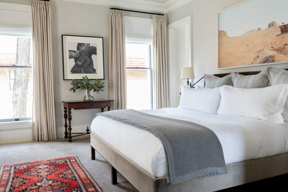Стильный дизайн: большая хозяйская спальня в стиле неоклассика (современная классика) с серым полом, серыми стенами и ковровым покрытием - последний тренд
