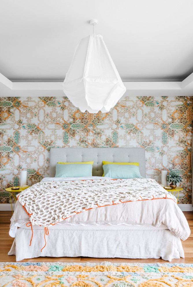 Modern inredning av ett sovrum, med flerfärgade väggar