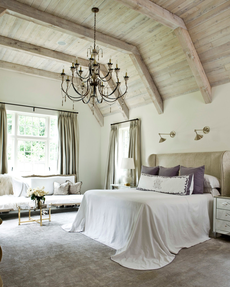 Пример оригинального дизайна: хозяйская спальня в классическом стиле с белыми стенами и ковровым покрытием