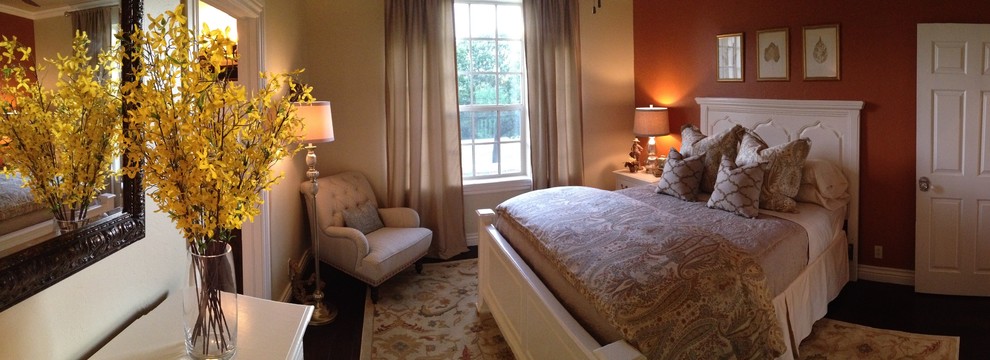 オクラホマシティにある中くらいなトラディショナルスタイルのおしゃれな客用寝室 (オレンジの壁、無垢フローリング、茶色い床) のインテリア