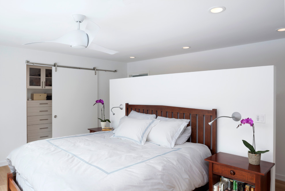 Идея дизайна: хозяйская спальня среднего размера в современном стиле с белыми стенами, светлым паркетным полом и коричневым полом без камина