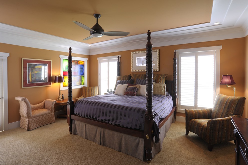 Immagine di una camera matrimoniale design con pareti arancioni, moquette, pavimento beige e soffitto ribassato