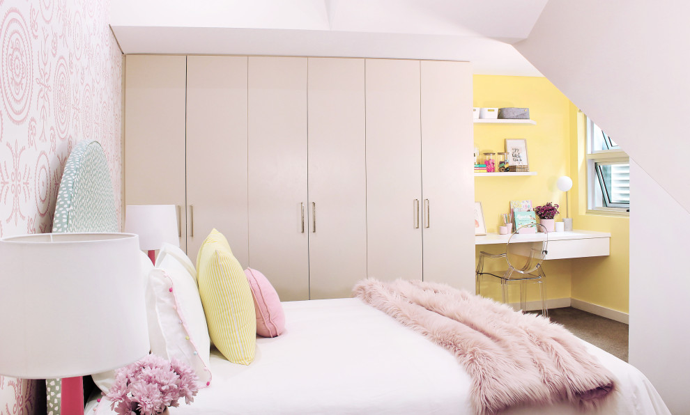 Ispirazione per una camera matrimoniale minimal di medie dimensioni con pareti rosa, moquette e pavimento marrone