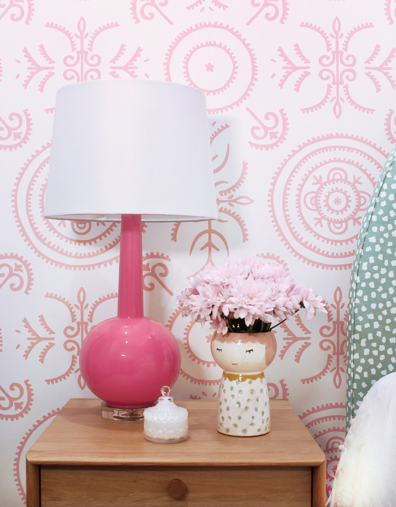 Идея дизайна: хозяйская спальня среднего размера в современном стиле с розовыми стенами, ковровым покрытием и коричневым полом