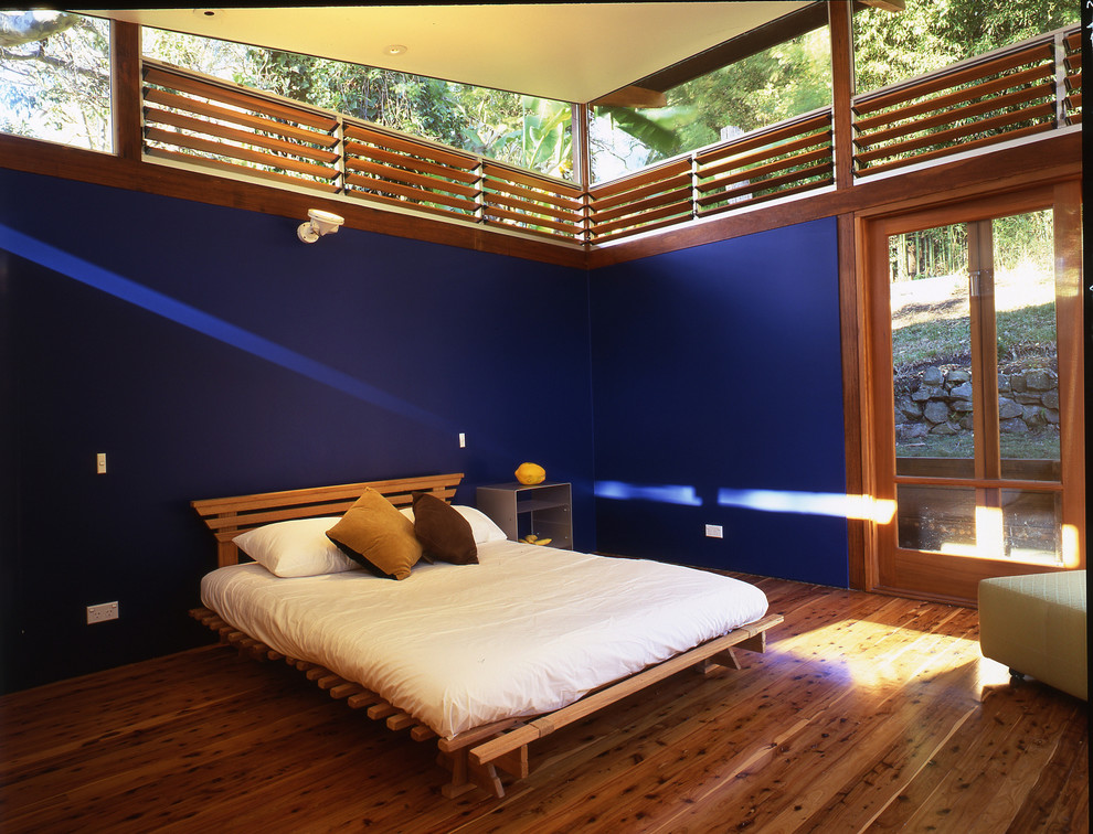 シドニーにあるビーチスタイルのおしゃれな寝室 (青い壁)