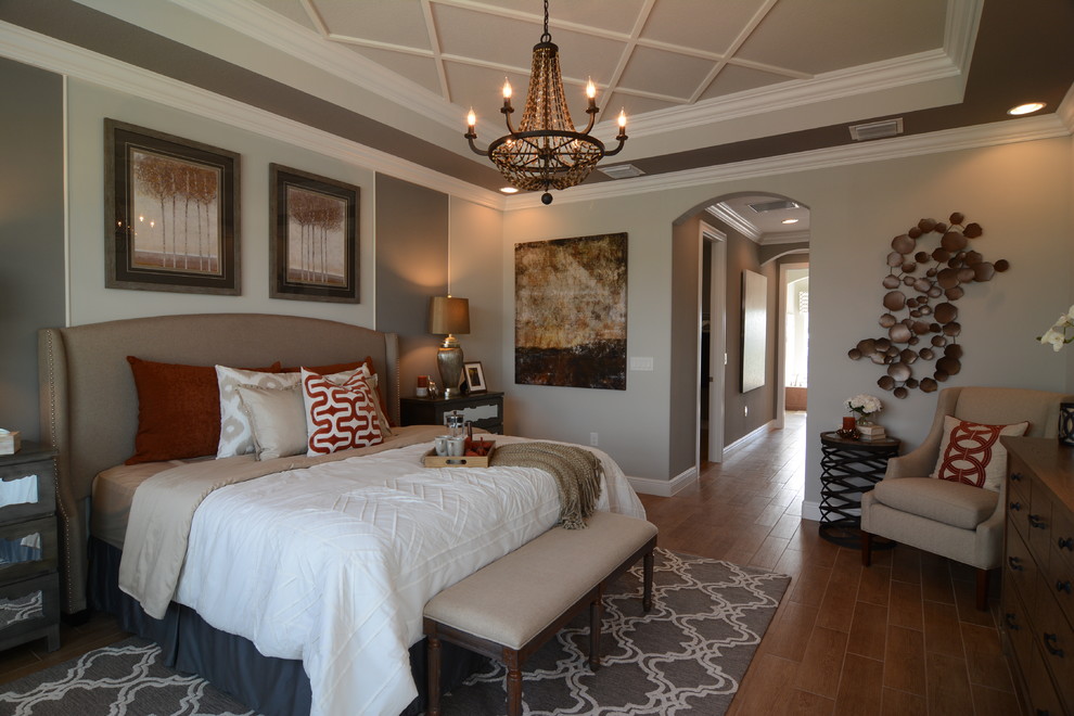 Стильный дизайн: хозяйская спальня в современном стиле с разноцветными стенами и полом из керамической плитки без камина - последний тренд