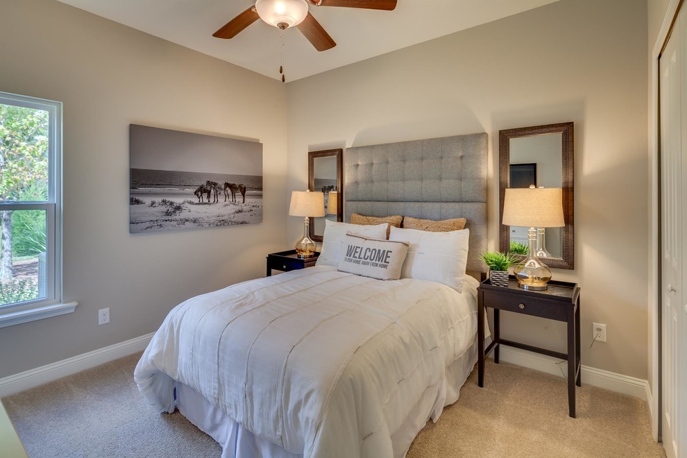 Modelo de habitación de invitados de estilo americano de tamaño medio sin chimenea con paredes beige y moqueta