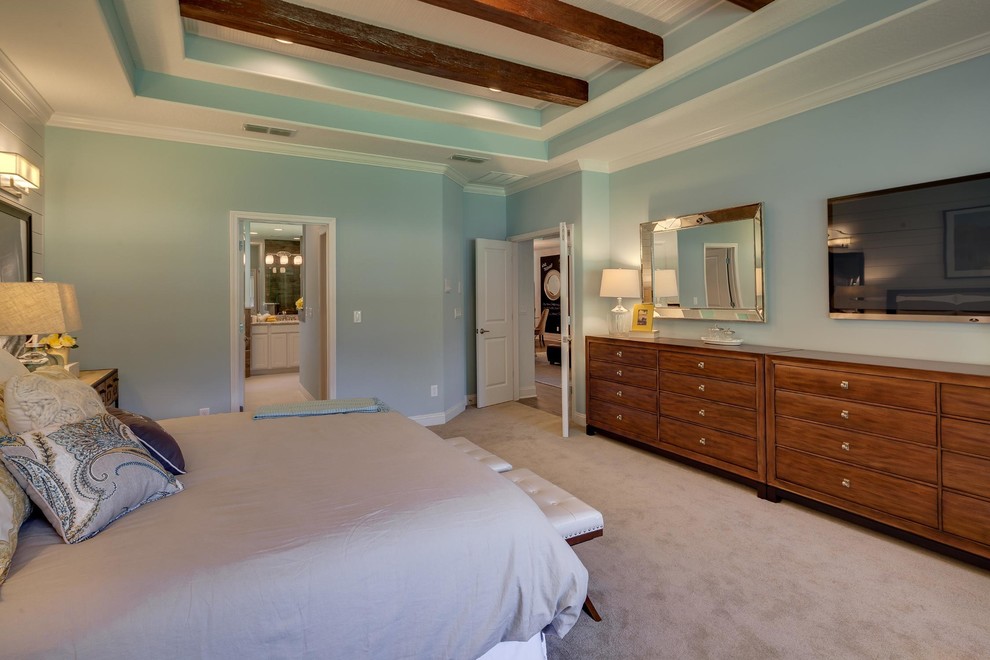 Aménagement d'une grande chambre classique avec un mur bleu et aucune cheminée.