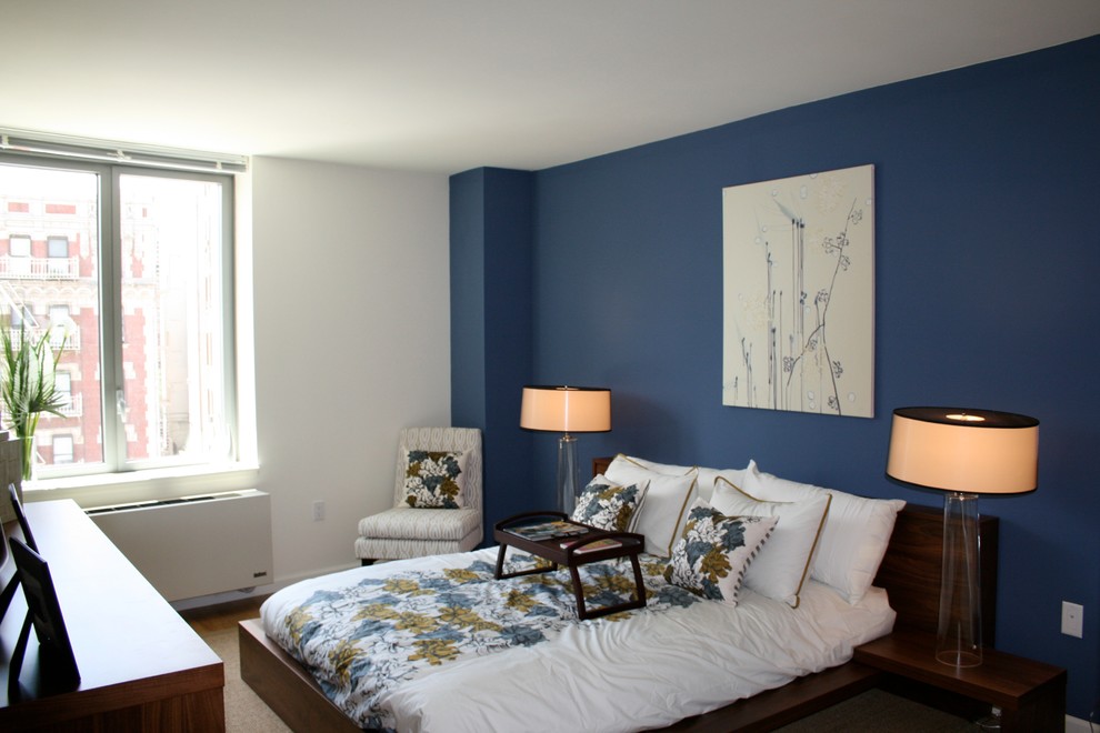 ニューヨークにある中くらいなコンテンポラリースタイルのおしゃれな主寝室 (青い壁、淡色無垢フローリング) のレイアウト