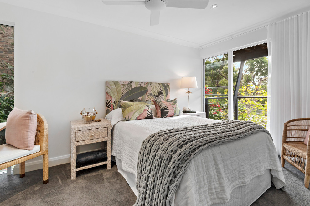 На фото: спальня в морском стиле с белыми стенами, ковровым покрытием и серым полом с