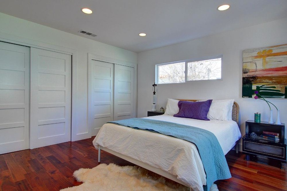 Mittelgroßes Modernes Hauptschlafzimmer mit weißer Wandfarbe und braunem Holzboden in Los Angeles