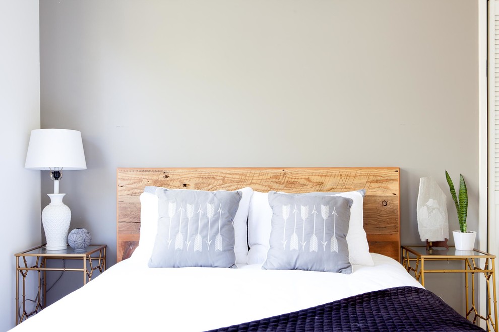 Immagine di una camera da letto moderna di medie dimensioni con pareti bianche e parquet scuro
