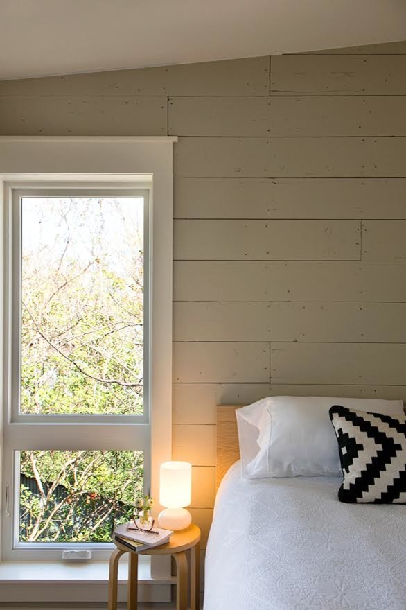 Mittelgroßes Country Hauptschlafzimmer mit beiger Wandfarbe in Austin
