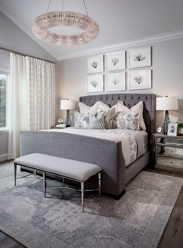 Стильный дизайн: большая хозяйская спальня: освещение в современном стиле с серыми стенами, паркетным полом среднего тона и горизонтальным камином - последний тренд