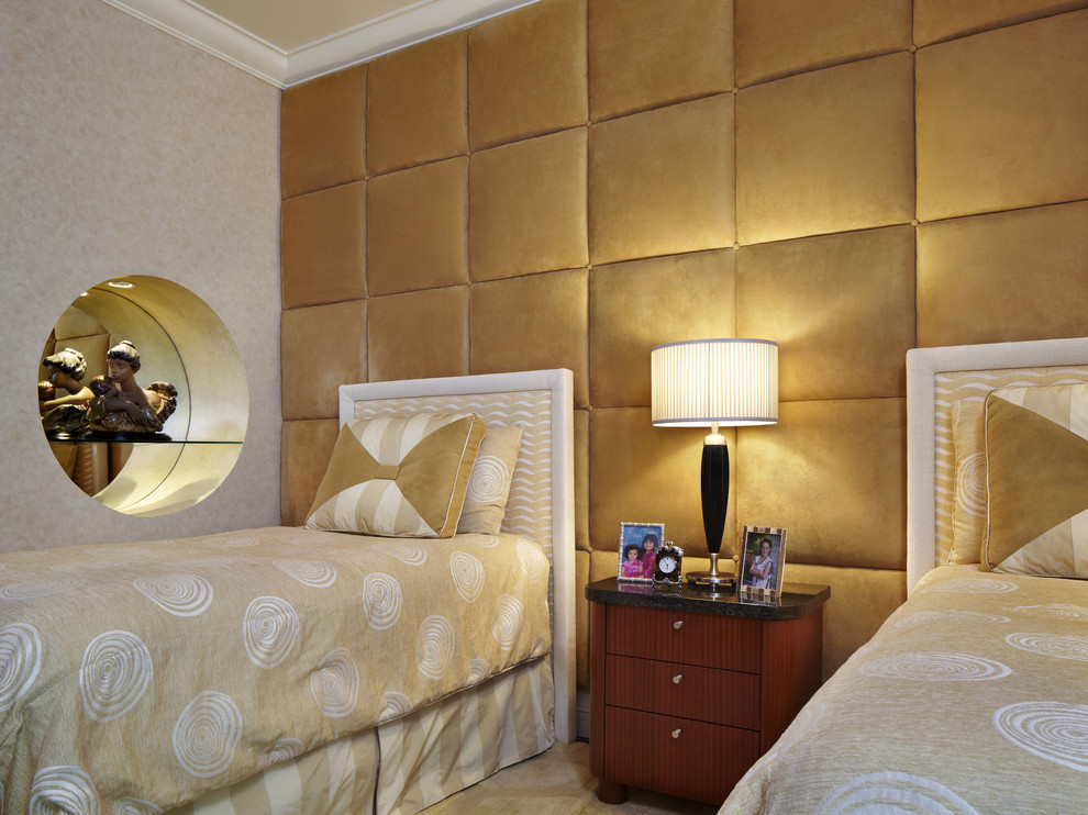Пример оригинального дизайна: гостевая спальня среднего размера, (комната для гостей) в современном стиле с бежевыми стенами и ковровым покрытием