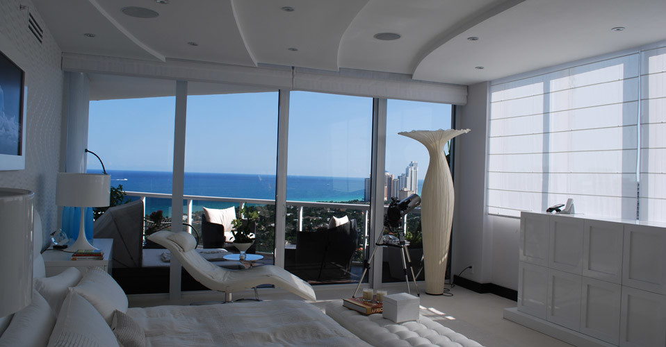 Bedroom - modern bedroom idea in Miami