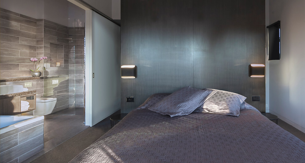 Foto de dormitorio principal actual de tamaño medio sin chimenea con paredes grises y moqueta